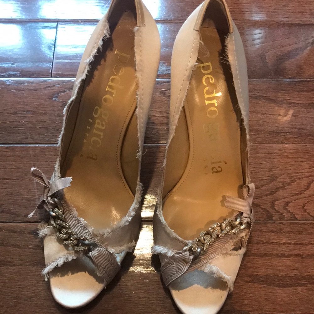 Very cool blush satin evening pump